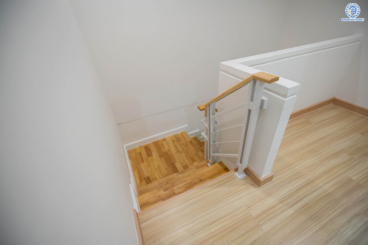 บ้านมือสองตกแต่งใหม่ โครงการ พลีโน่ รัตนาธิเบศร์-ชัยพฤกษ์ คุณภาพแบรนด์ AP ทาวน์เฮ้าส์หลังมุม เนื้อที่ 40.8 ตร.ว. ฟังก์ชัน 3 ห้องนอน 2 ห้องน้ำ 2 ที่จอดรถ ติดถนนเมน พร้อมเข้าอยู่ เชื่อมต่อหลายเส้นทาง ใกล้รถไฟฟ้าสายสีม่วง "สถานีบางพลู" และเซ็นทรัลเวสต์เกต